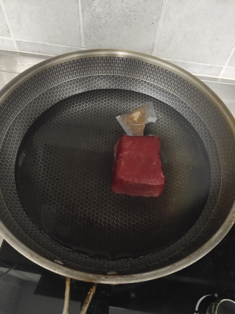大蒜炒卤牛肉的做法 步骤1