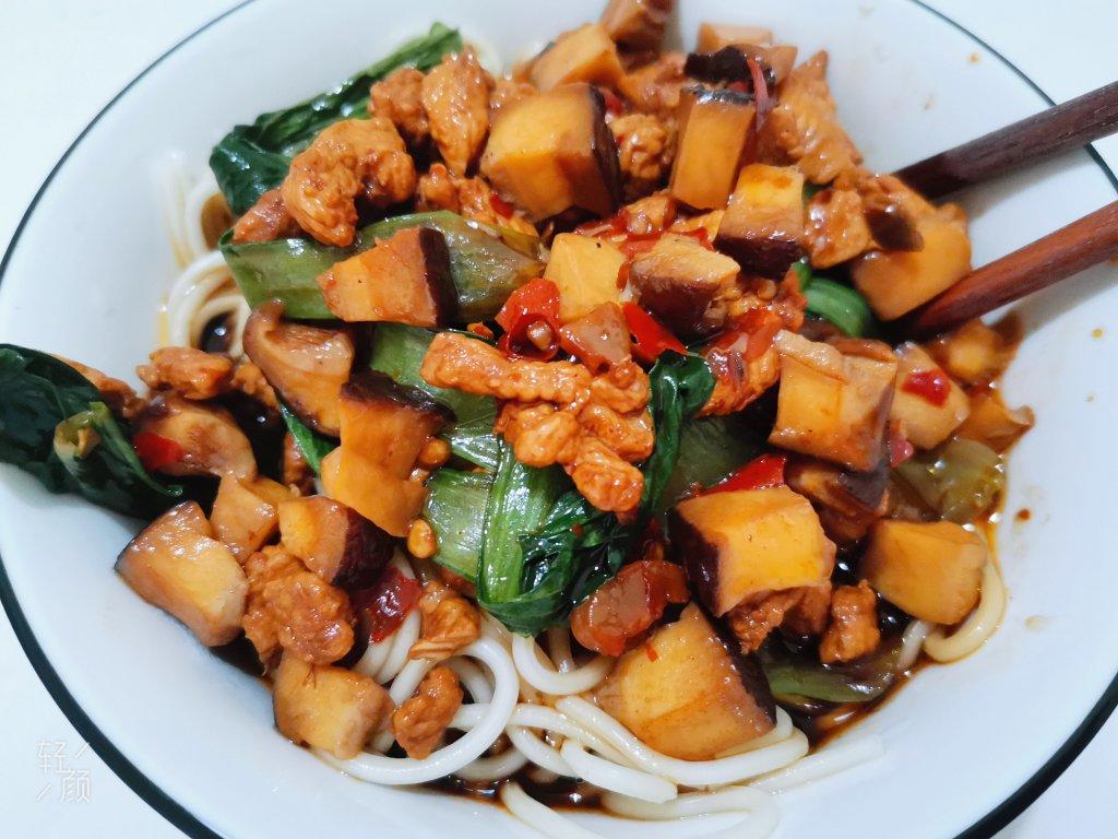 【香菇鸡丁面图片】净洵_下厨房