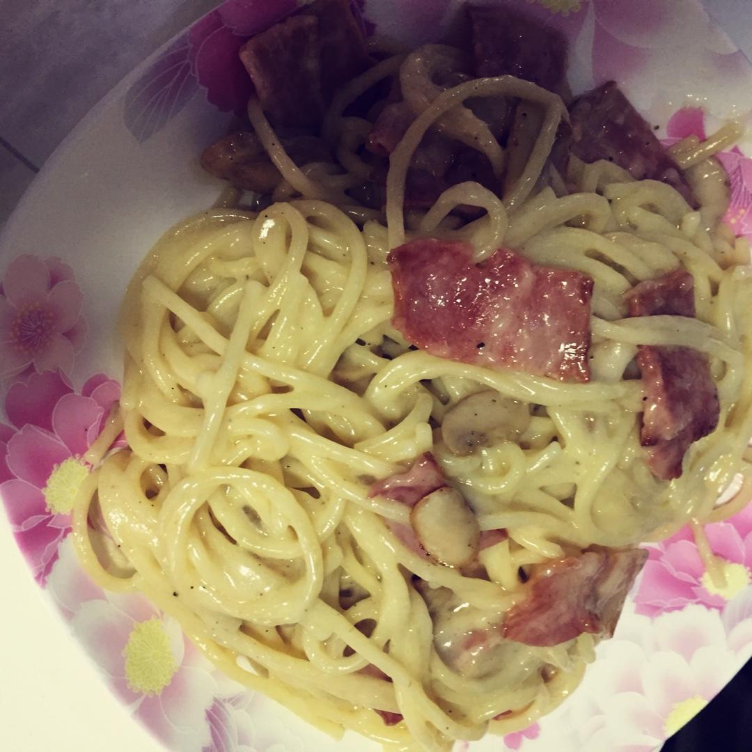 白汁蘑菇培根意粉