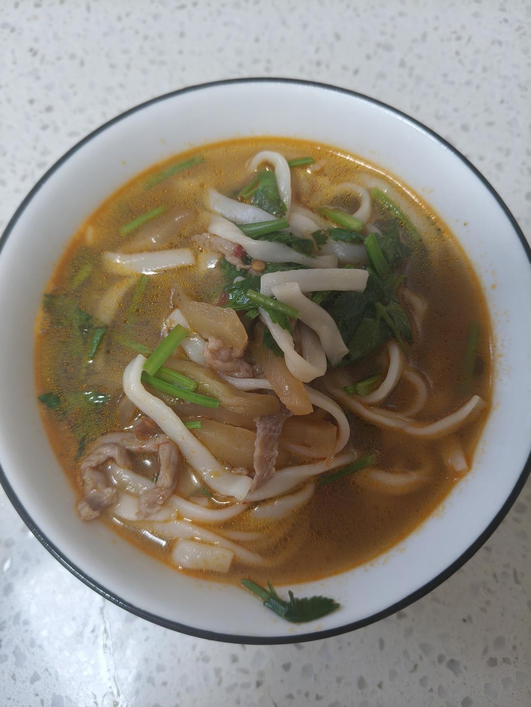 教你在家也可以做的榨菜肉丝面，香辣开胃，面条好吃到连汤都不剩