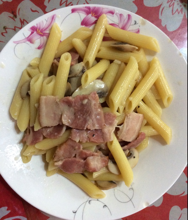 白蘑菇奶油培根意面