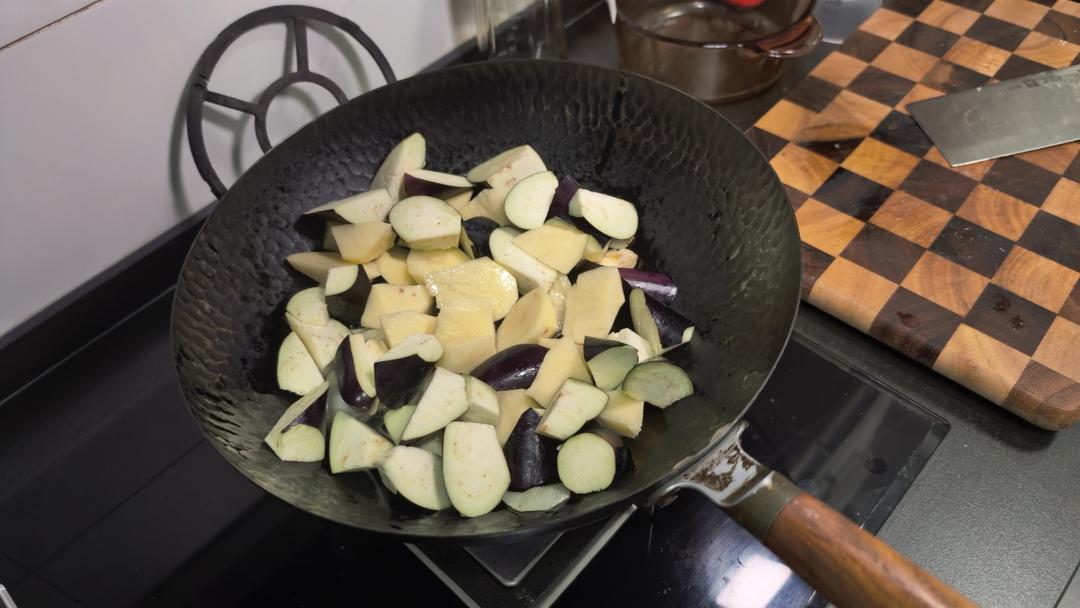 茄子炖土豆，太下饭了的做法 步骤3