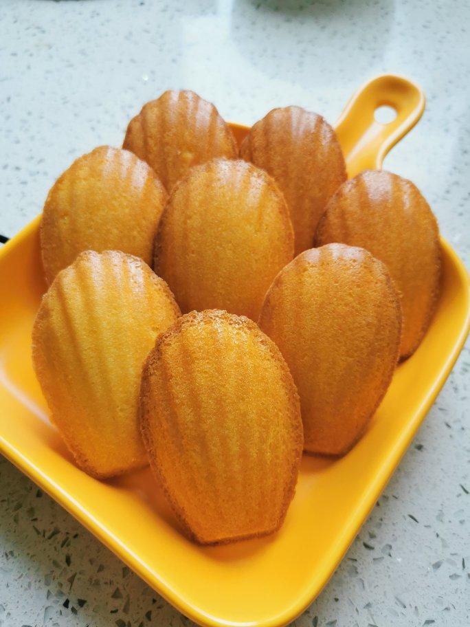 大喵仔的小食光做的焦香酥软的柠檬玛德琳蛋糕