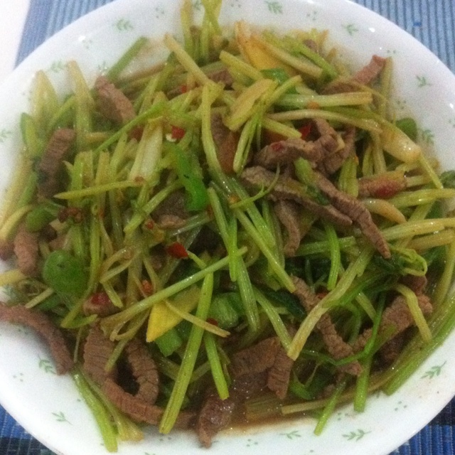 芹菜泡椒牛肉丝