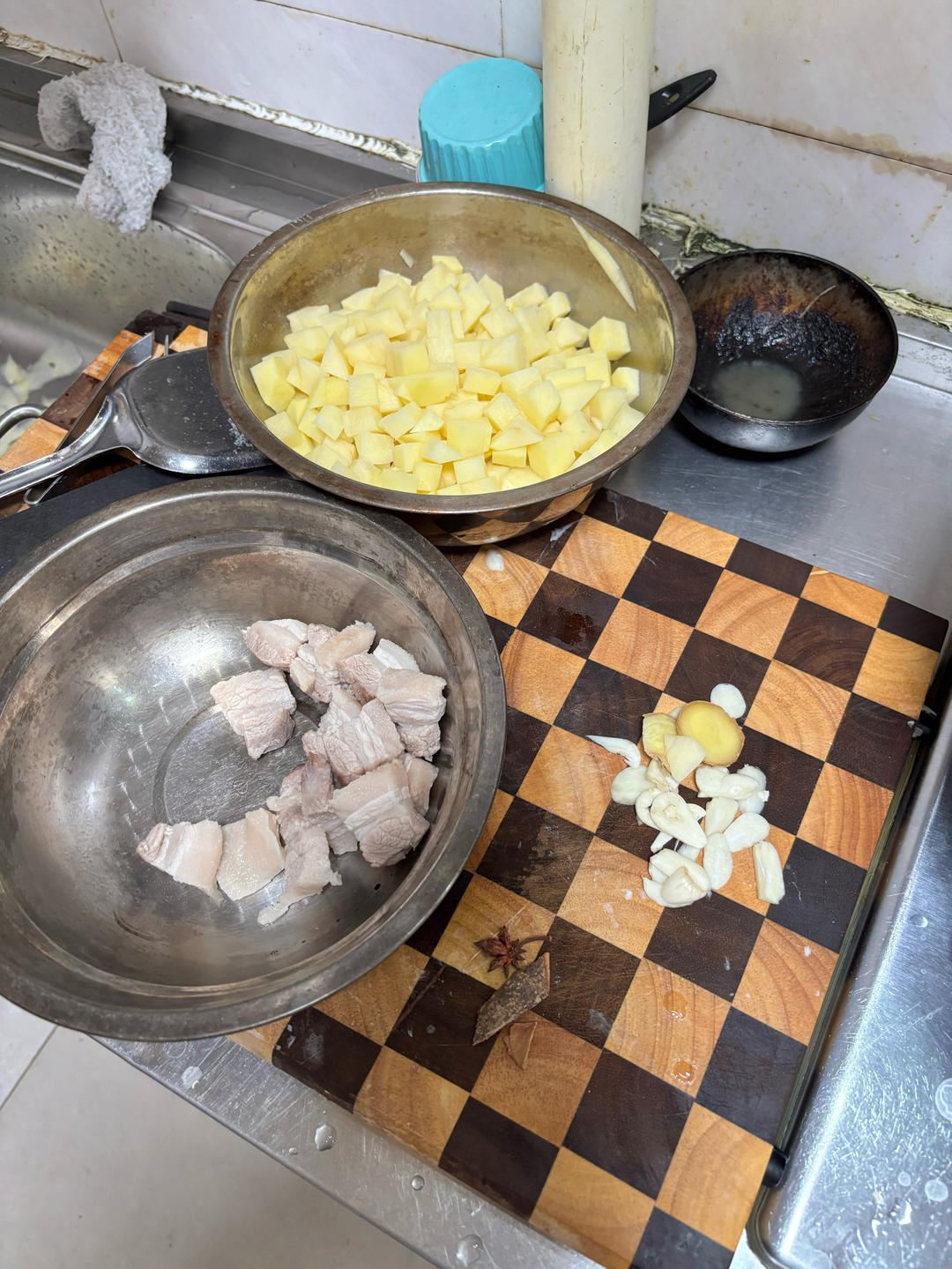 不用放油，简单下饭的：红烧土豆块五花肉