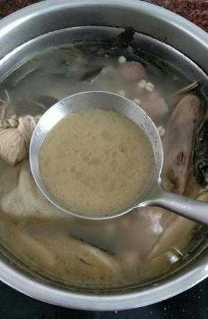 夏日消暑汤—荷叶薏仁冬瓜老鸭汤的做法 步骤4