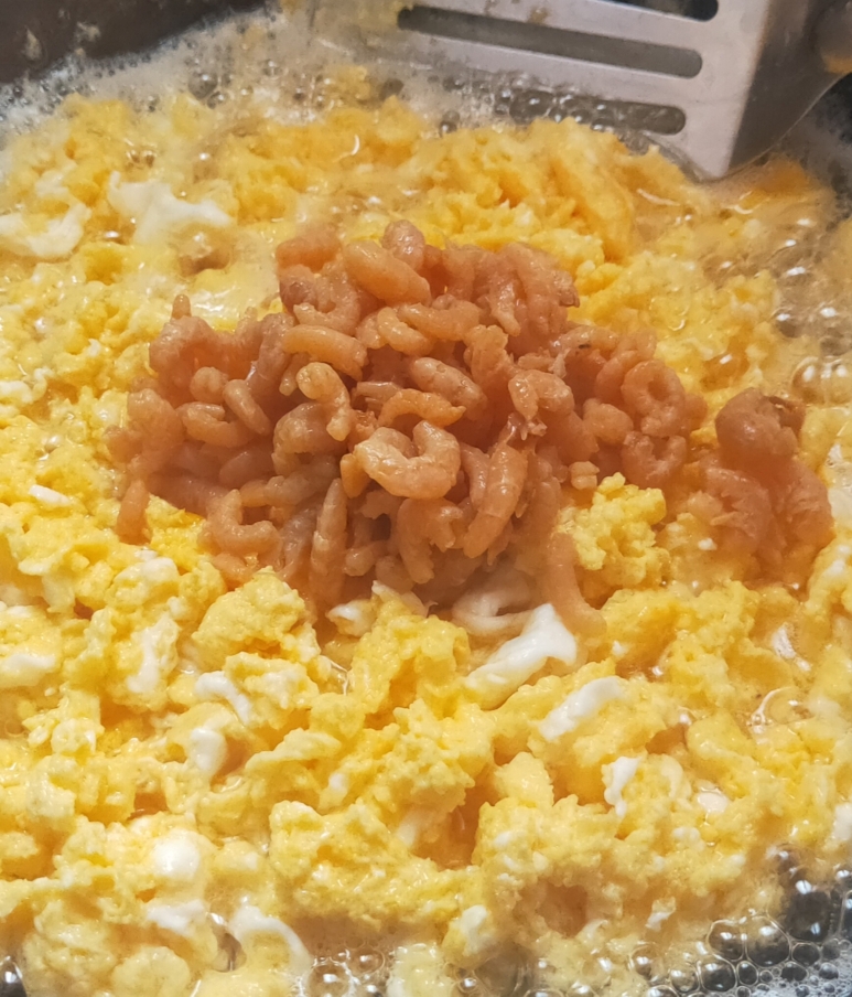 多汁韭菜鸡蛋海米包子的做法 步骤2