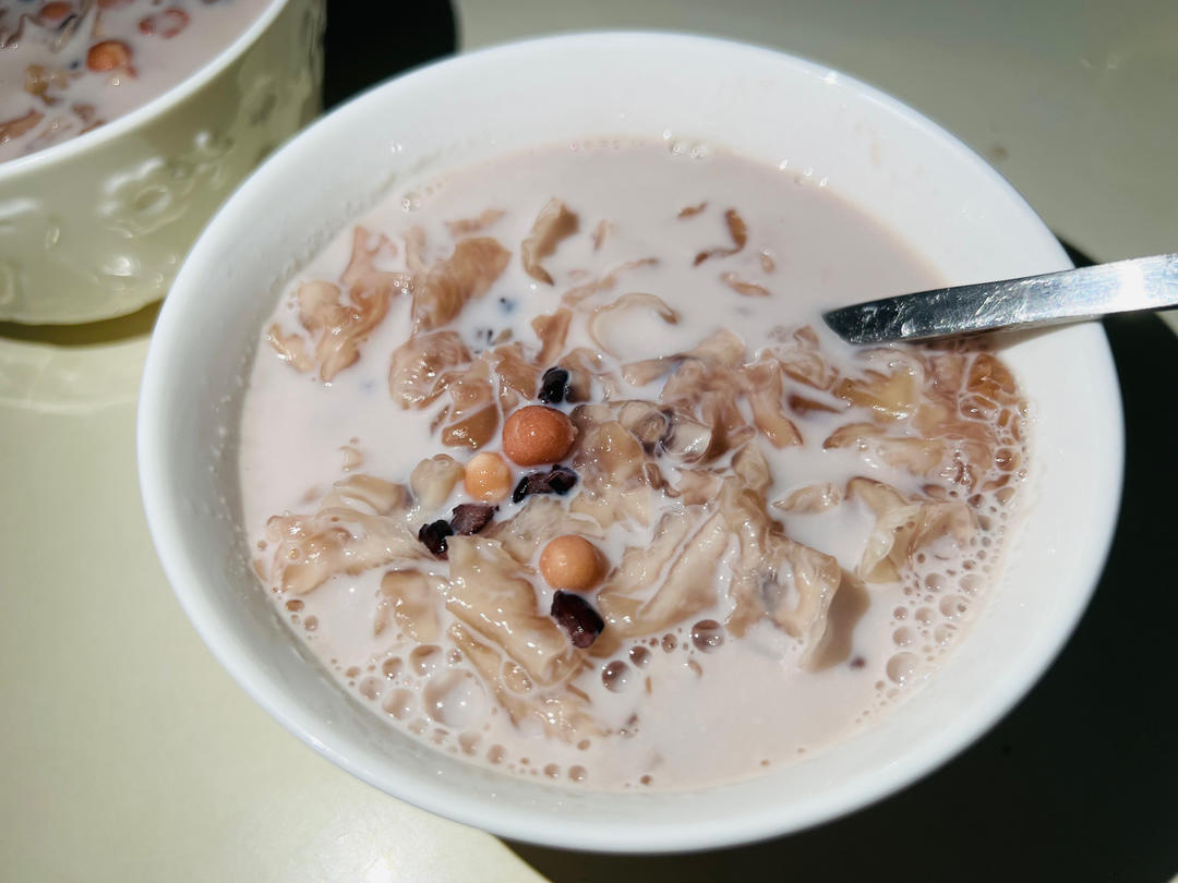 椰浆黑米桃胶银耳羹