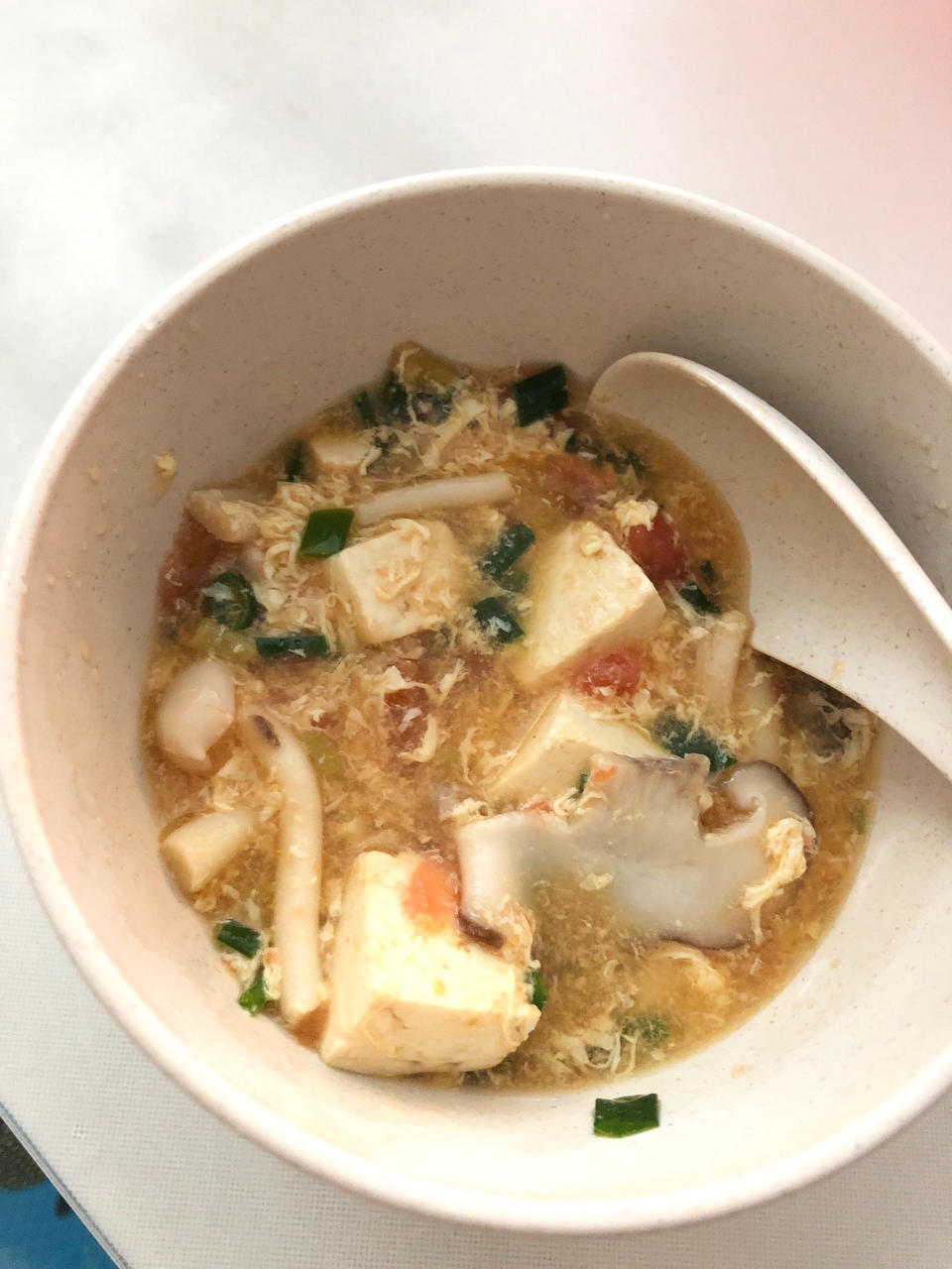 味鲜汤浓的番茄菌菇豆腐汤