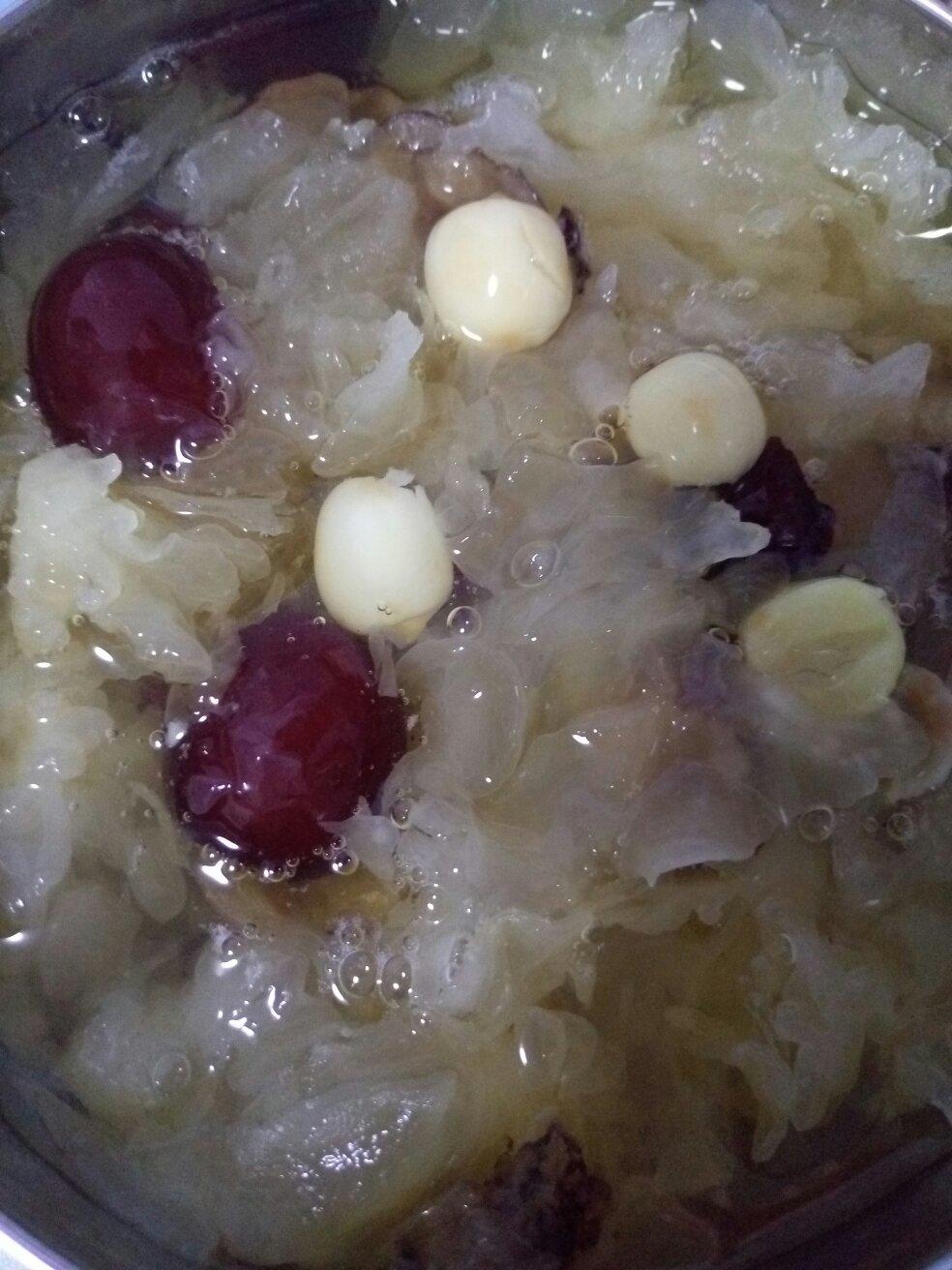 红枣银耳莲子羹