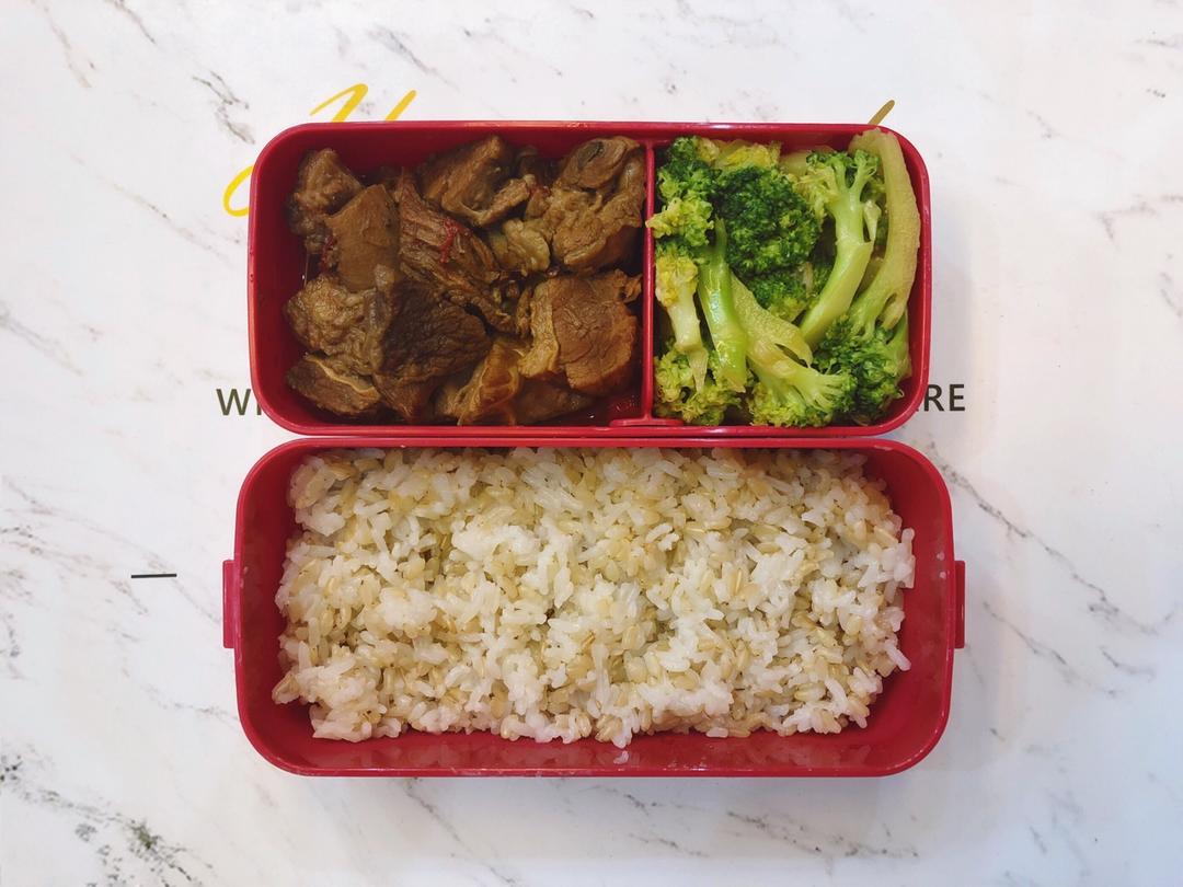五香卤牛腩