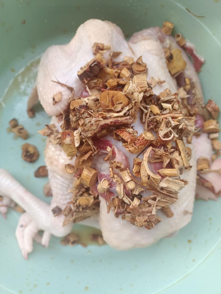 简易版五指毛桃盐焗鸡的做法 步骤3