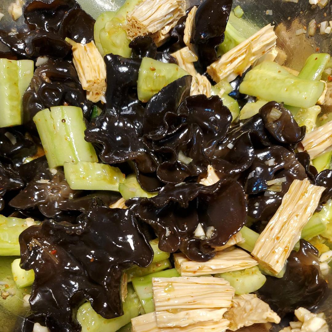 上桌就秒光的爽口凉菜～黄瓜拌腐竹