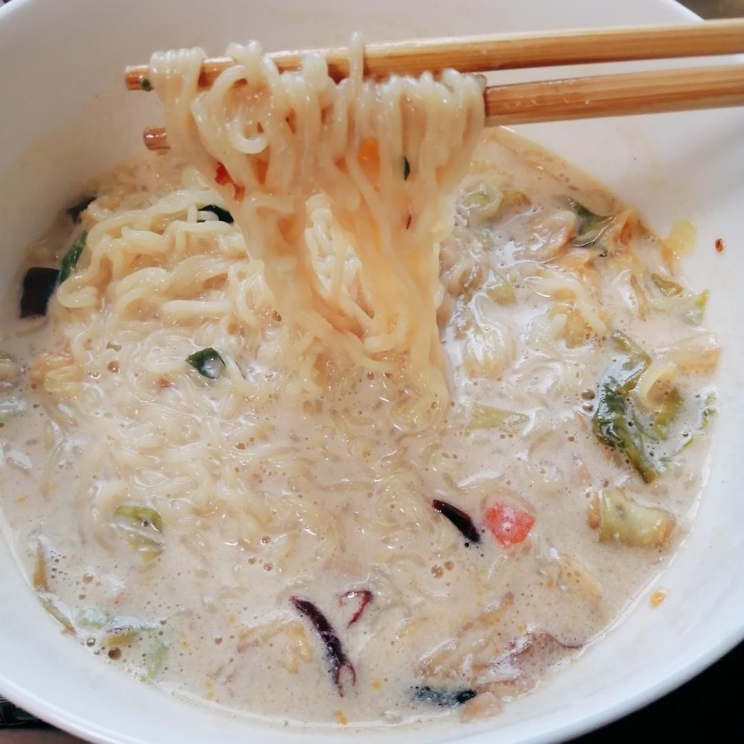 纯牛奶鲜虾鱼板面