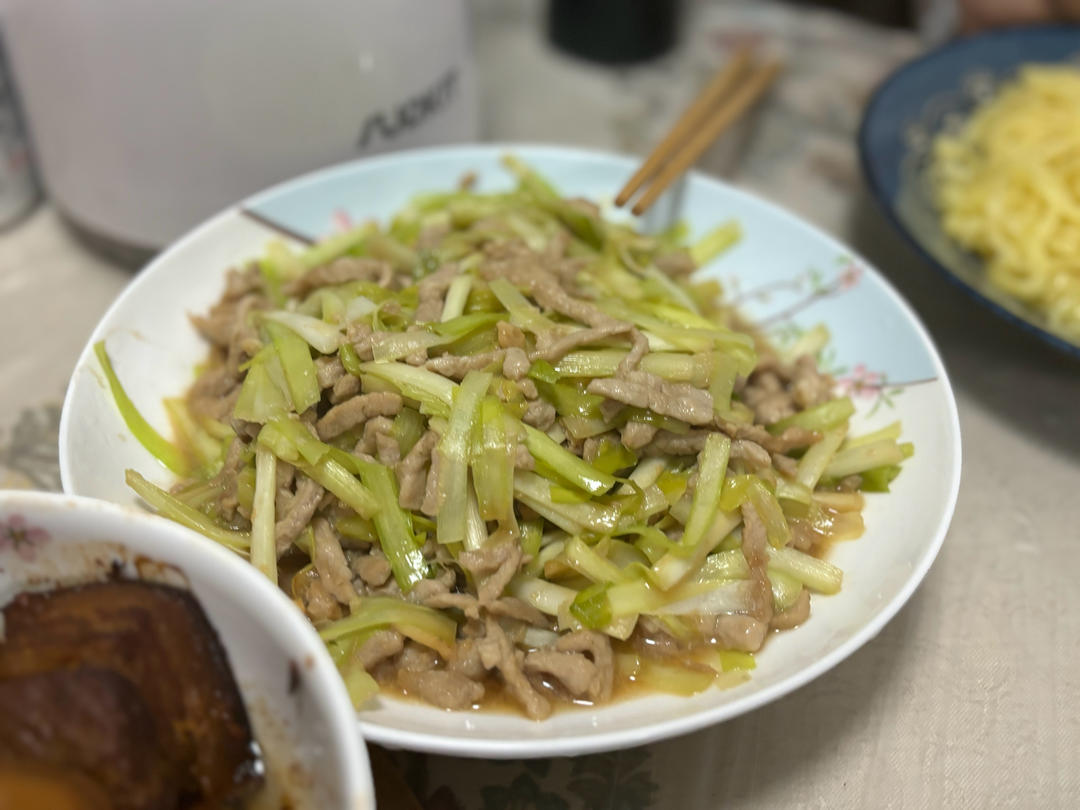 韭黄炒肉丝 ➰韭黄不只炒鸡蛋才好吃啊😋