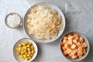 【东菱养生锅】养颜润燥的白果蜜薯雪耳甜汤的做法 步骤2