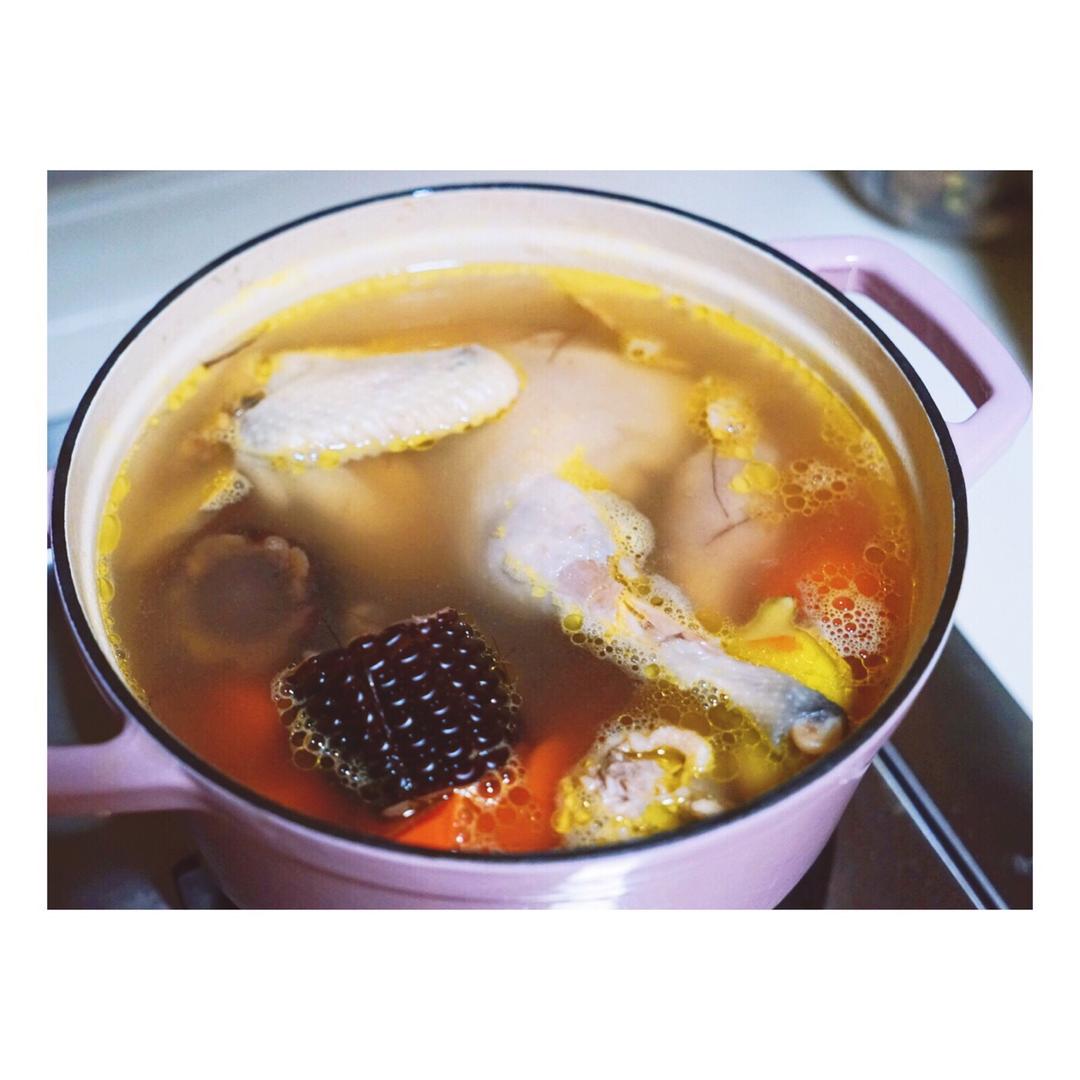 胡萝卜玉米土鸡汤的做法