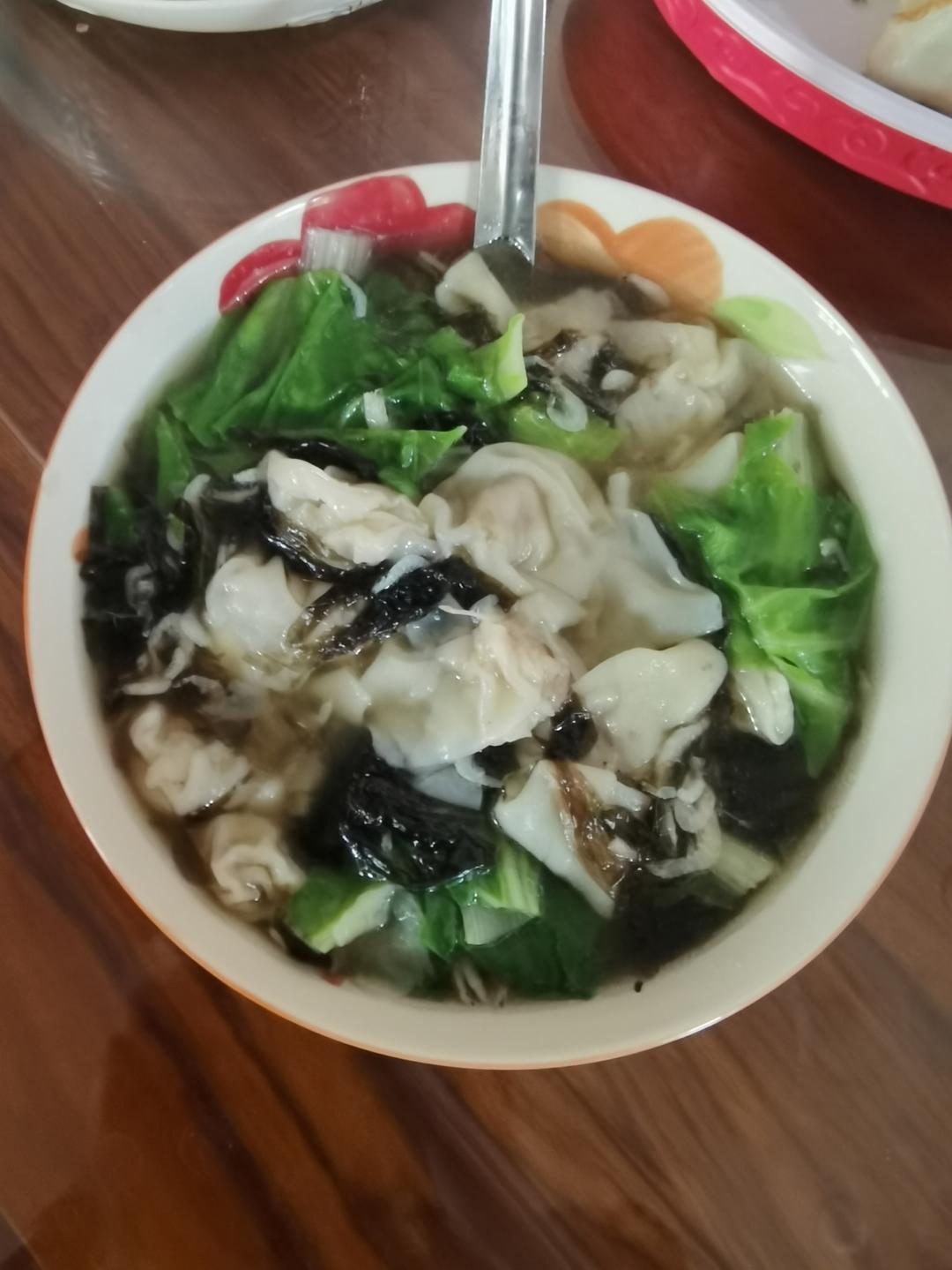 薄如蝉翼的手擀馄饨皮