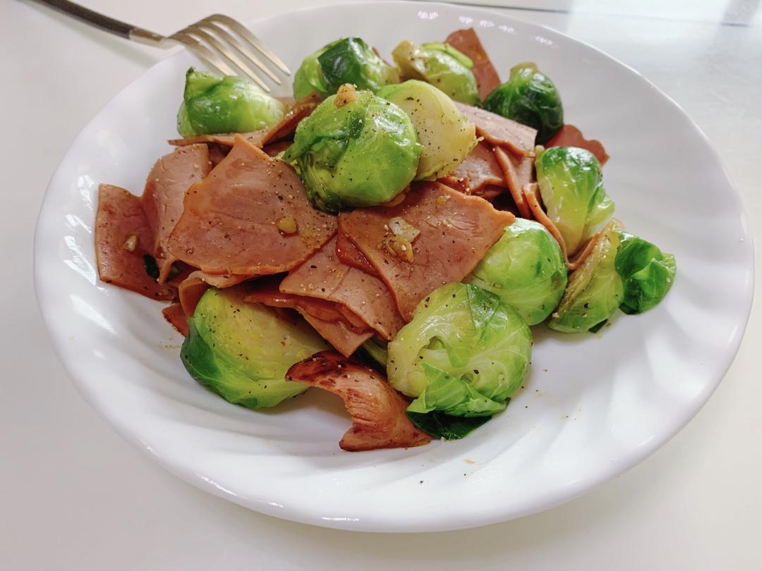 适合闺蜜聚会的小菜：黄油风味培根炒孢子甘蓝