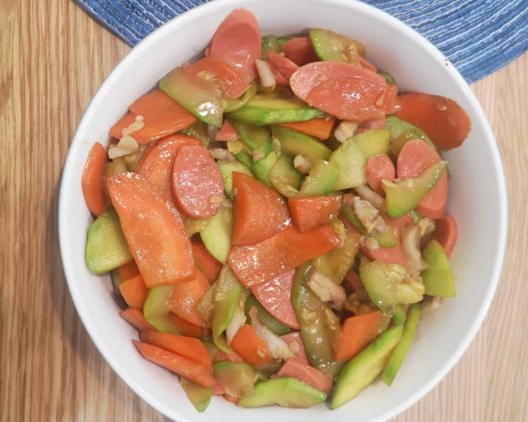 色彩丰富多的家常菜—西葫芦炒肉，简单不容易出错