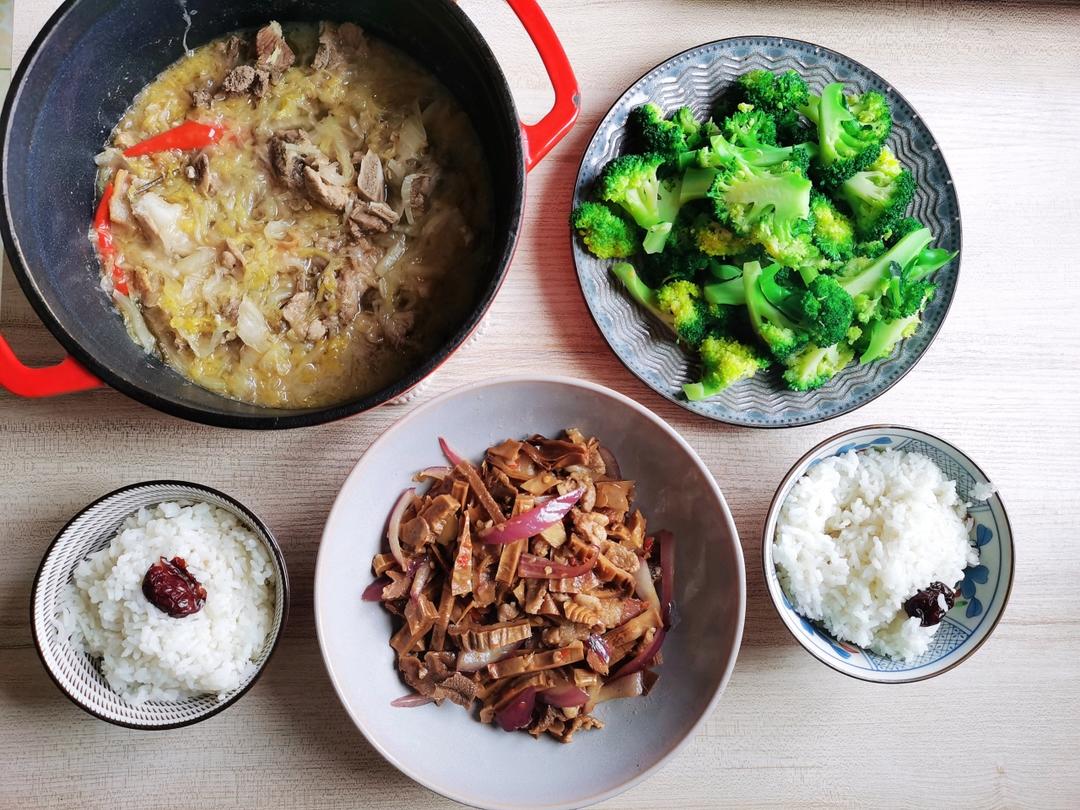 东北酸菜炖排骨