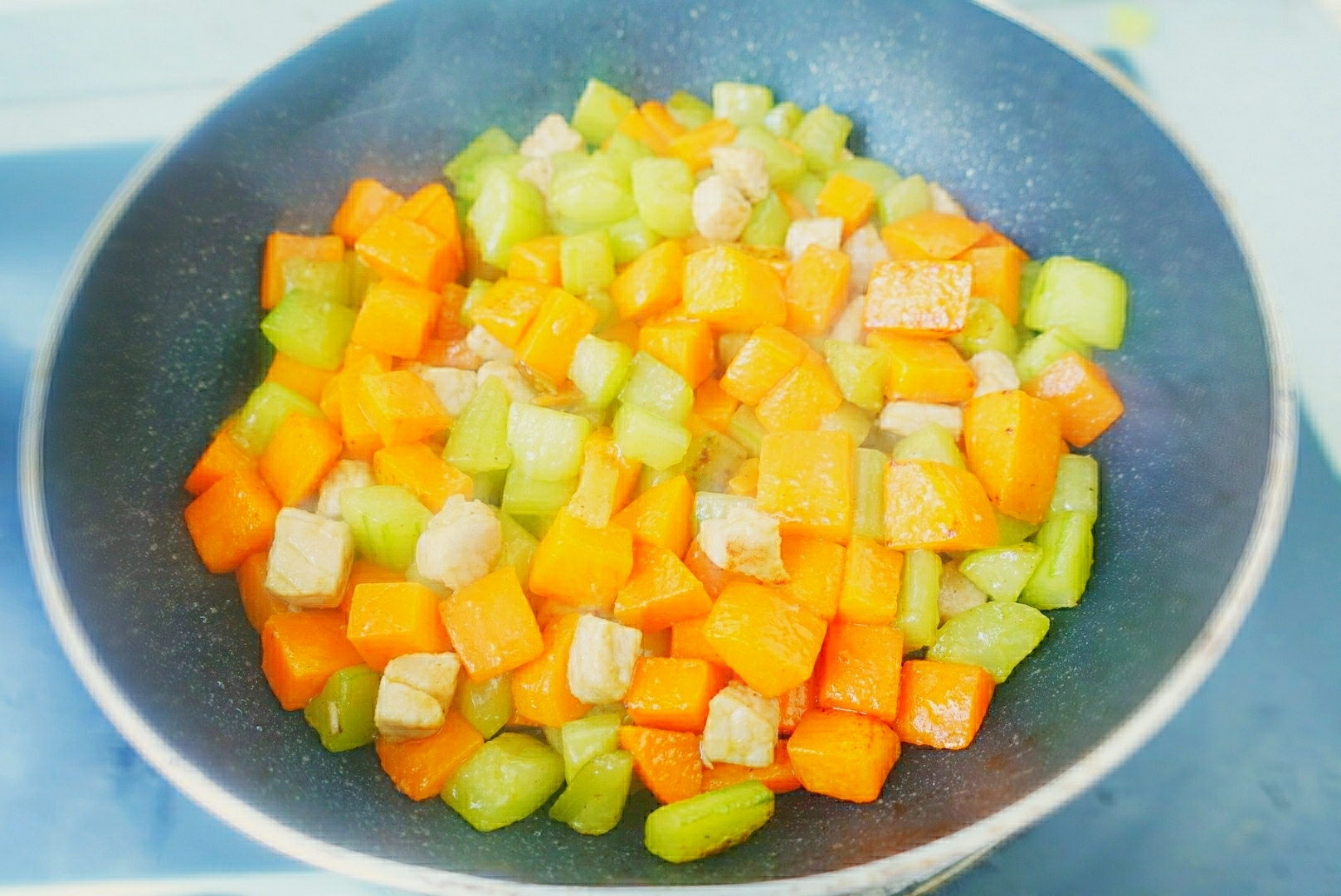 黄瓜胡萝卜炒肉丁的做法