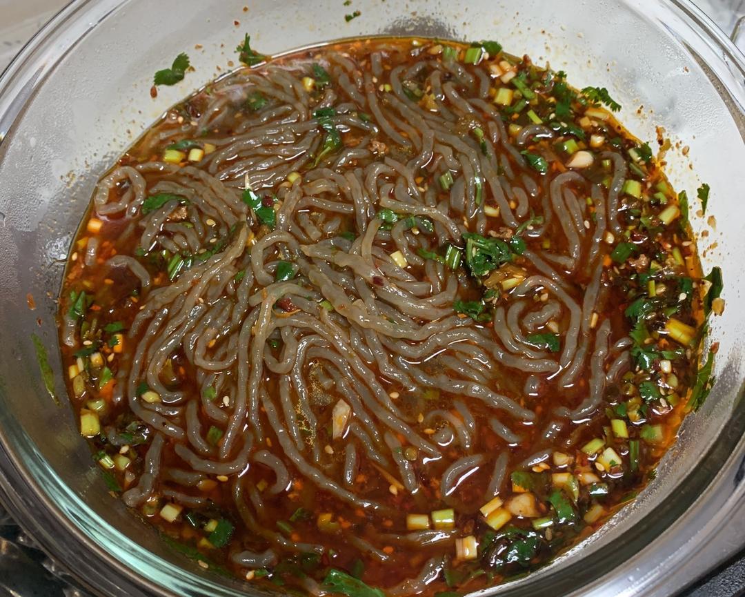 又麻又辣又酸🍲味道一点也不输于任何😋家庭版简单自制“酸辣粉”