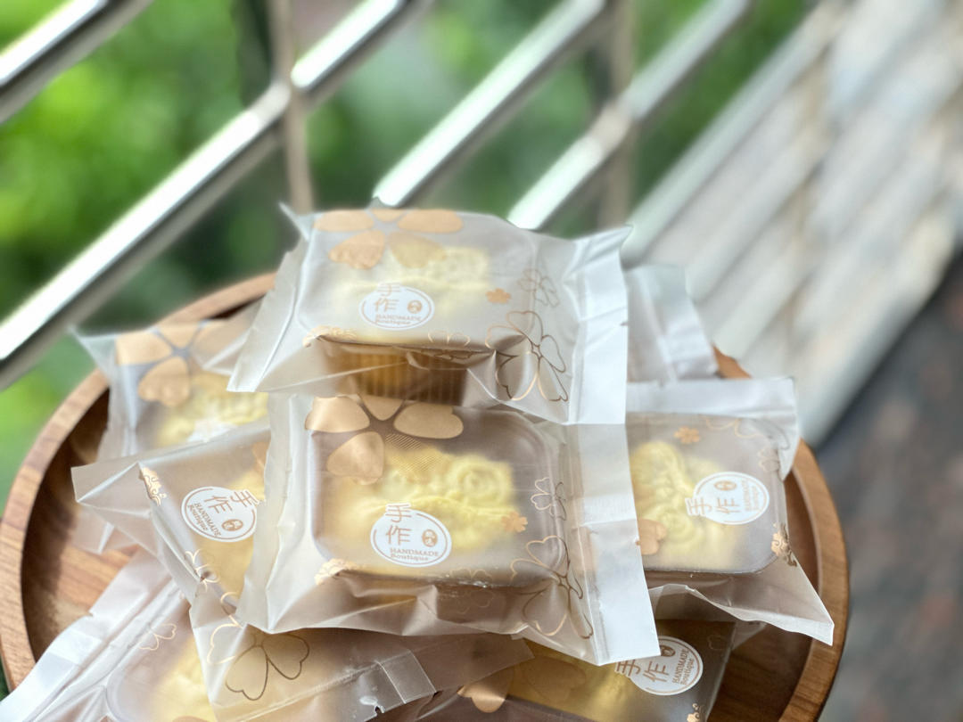 独家配方揭㊙️椰皇拿酥月饼🔥独特的椰香搭配奶香的酥皮，让人一口沦陷❗