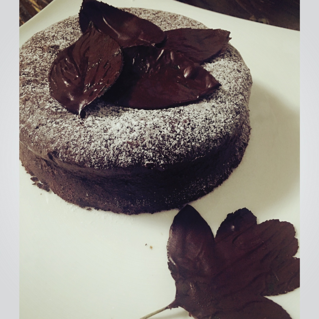 落叶古典巧克力蛋糕——好吃到让人尖叫（附巧克力叶子的做法）