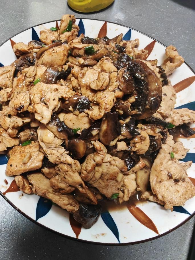 鸡胸肉炒蘑菇