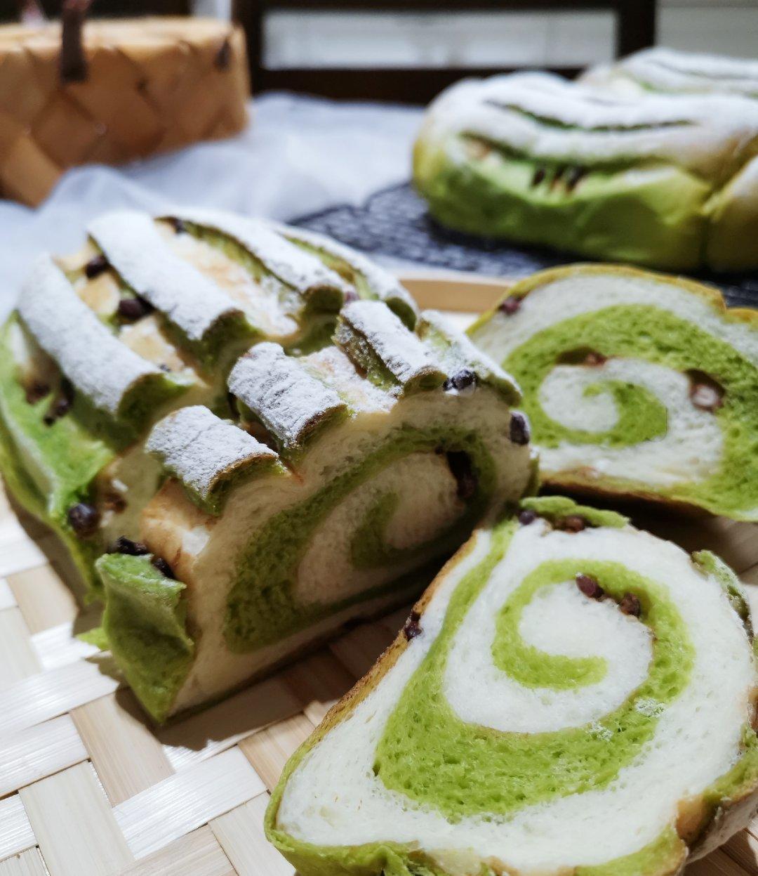 抹茶双色哈斯面包，红豆欧包