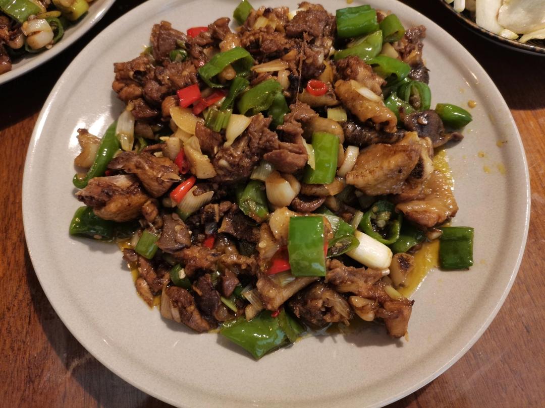 厨师长教你：“爆炒土鸡”的家常做法，只需油盐酱醋，味道非常赞
