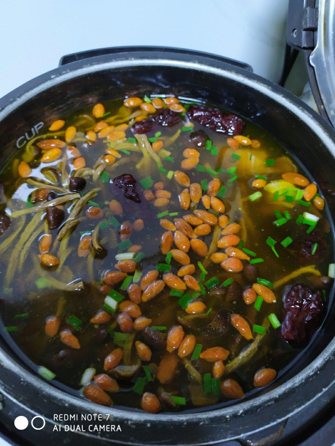 茶树菇土鸡汤
