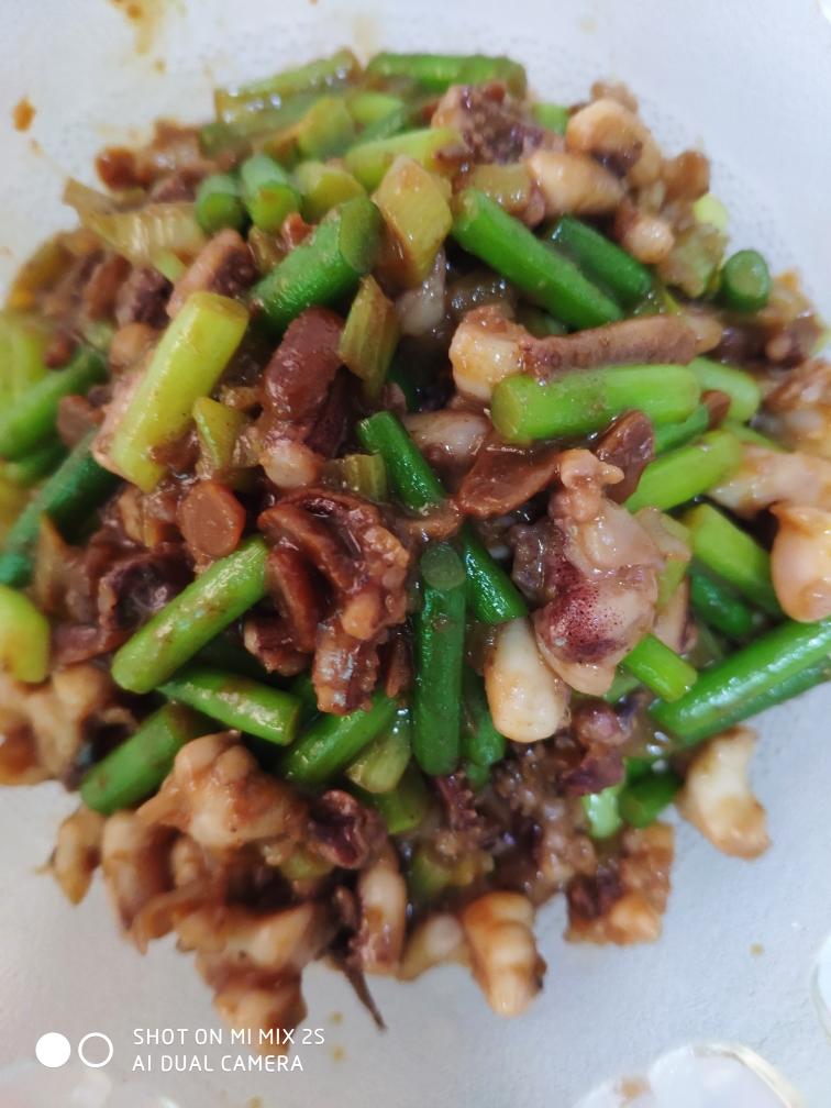 蒜薹炒鱿鱼！满口留香！配莜面窝窝一绝！孕妇记菜谱！