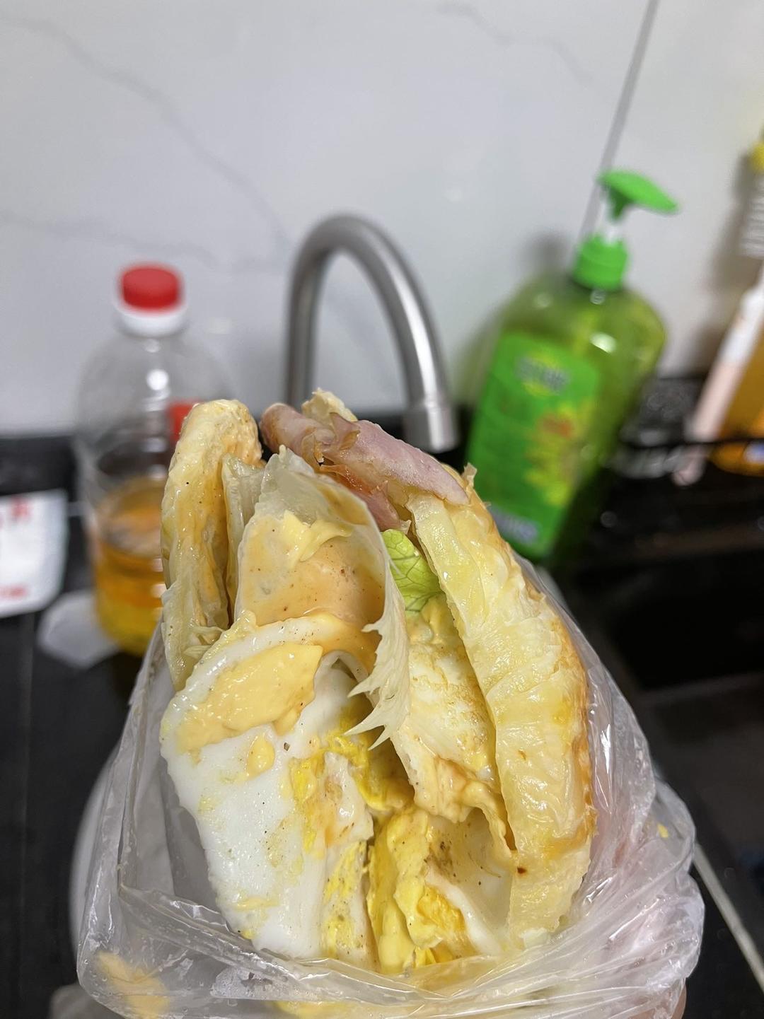 牛角包培根鸡蛋三明治
