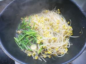 煎豆腐烩豆芽菜的做法 步骤4