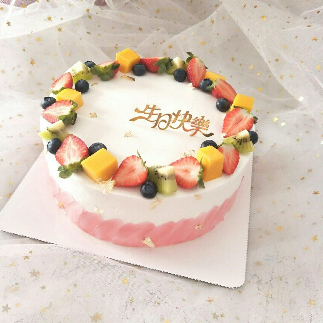 草莓装饰奶油蛋糕