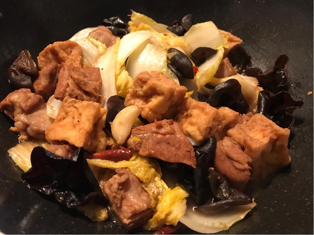 大口吃肉