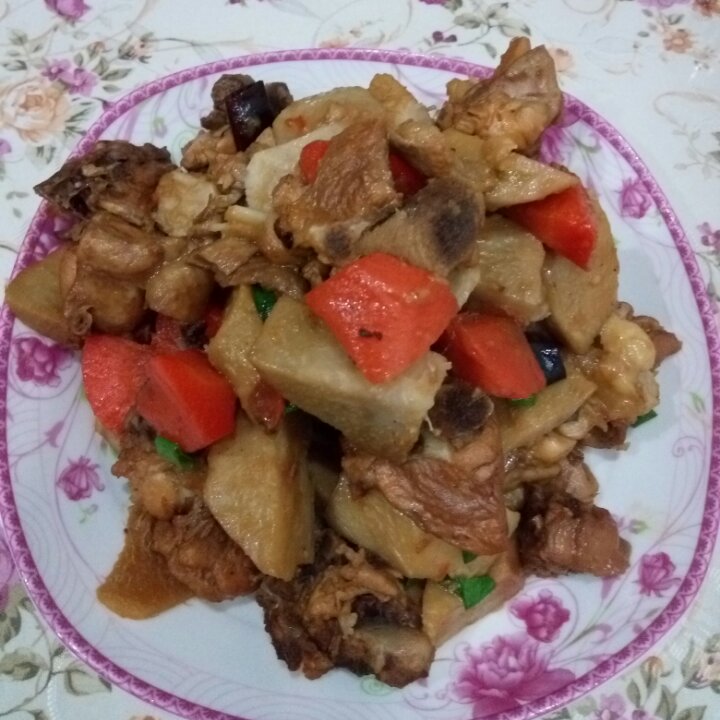 鸡肉烧土豆块