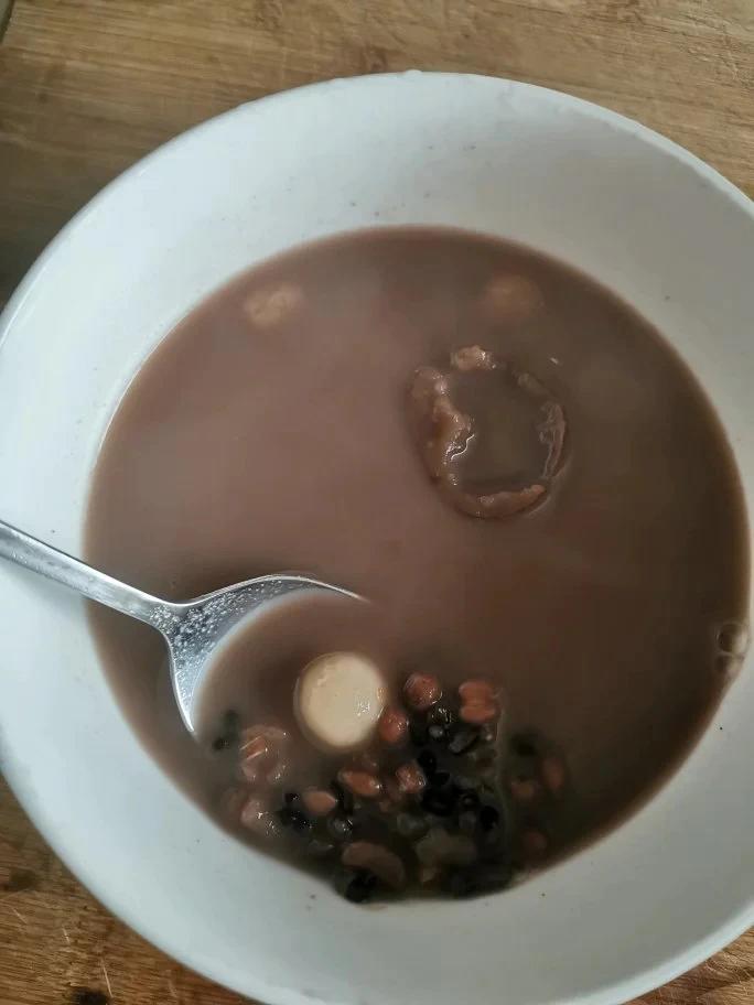 红枣红豆薏仁牛奶粥