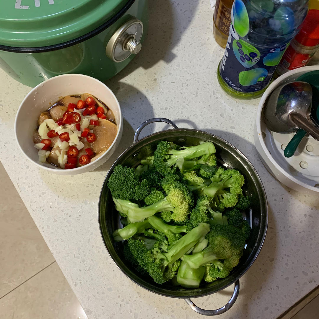 减脂又好吃的西兰花炒鸡胸肉