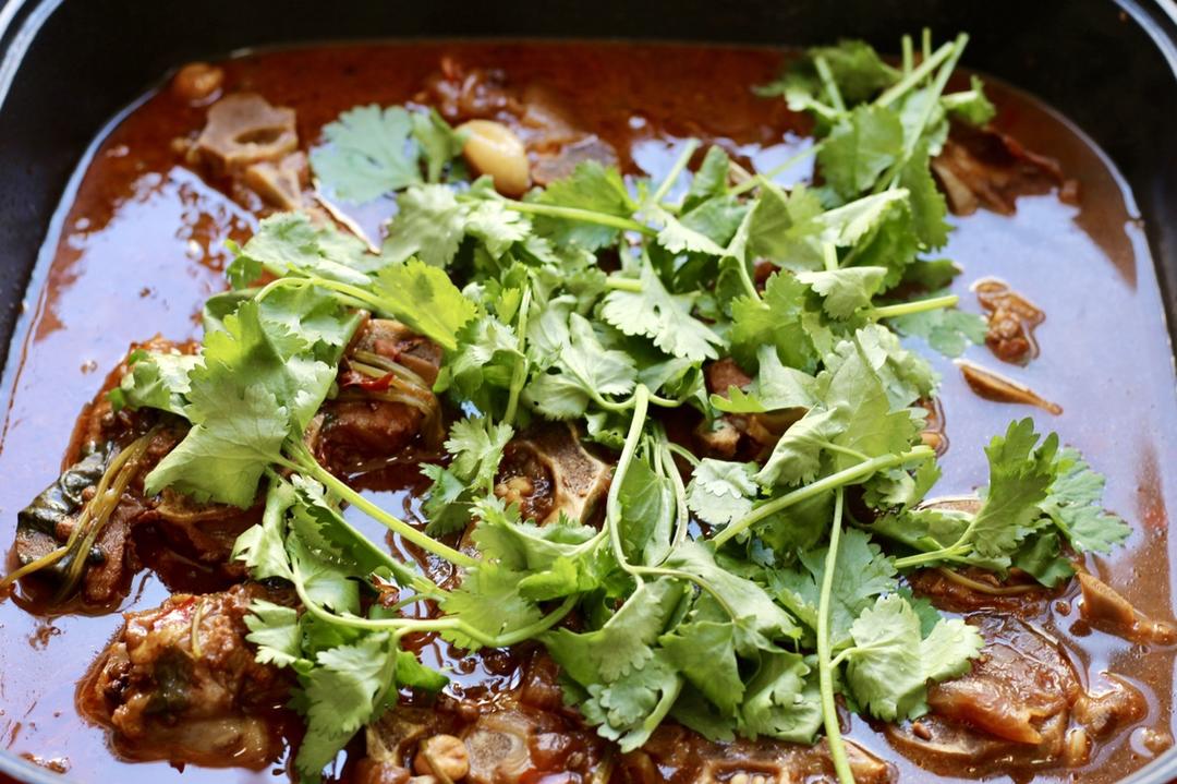 堂妈教你做红汤羊蝎子火锅