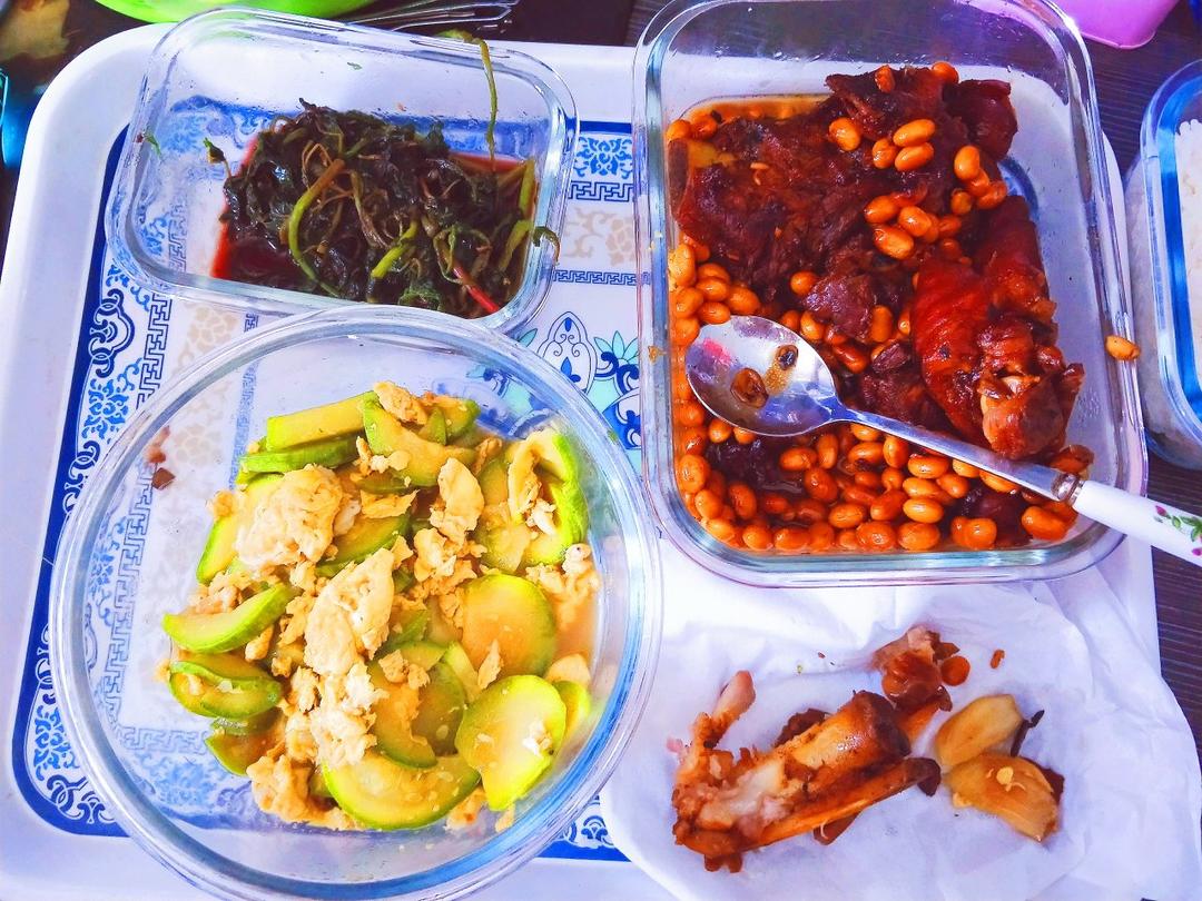 美味的黄豆炖猪蹄