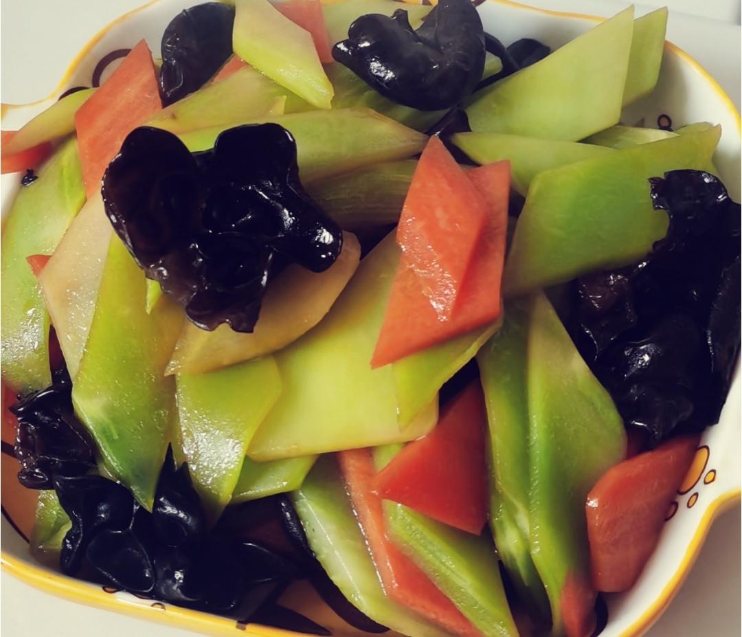 莴笋木耳炒胡萝卜