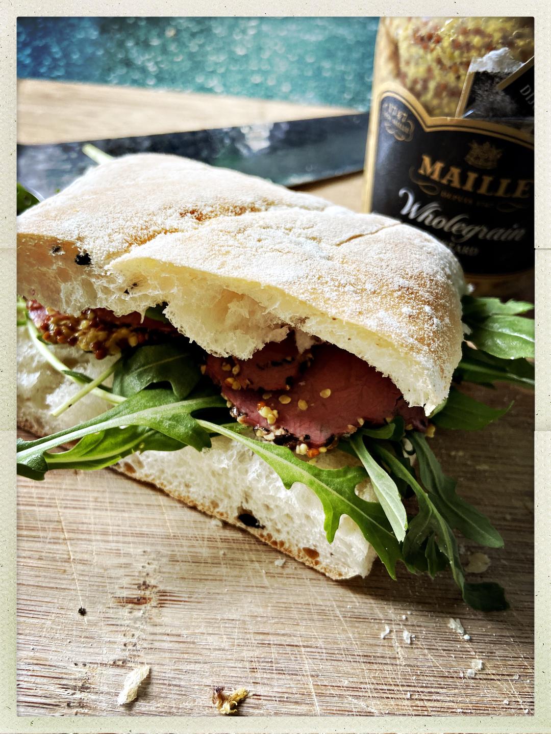 熏牛肉恰巴塔三明治