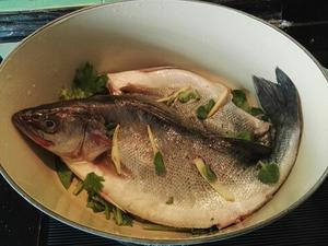 珐琅锅 泰式柠檬鲈鱼的做法 步骤7