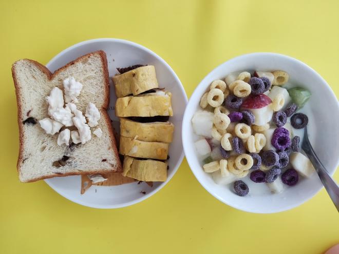 学生营养早餐1-水果酸奶+牛肉鸡蛋卷+吐司的做法