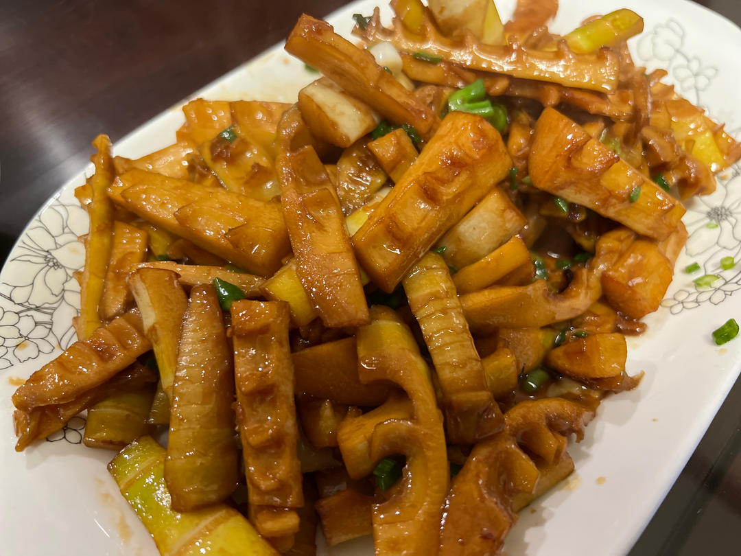 一个人能吃两盘的油焖笋