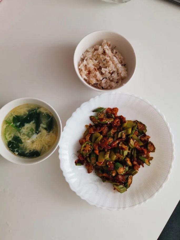 超级下饭的秋葵小炒肉