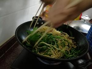 韭菜黄鳝炒面的做法 步骤10
